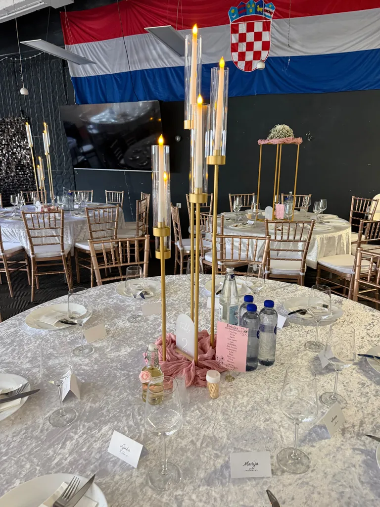 Eleganter Gold-Candelabra mit LED-Kerzen für Events