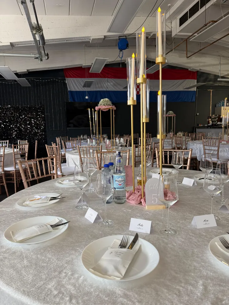 Eleganter Gold-Candelabra mit LED-Kerzen für Events – Bild 2