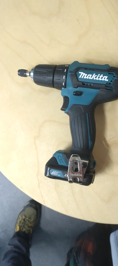 Leistungsstarker Makita Akku-Bohrschrauber 12V