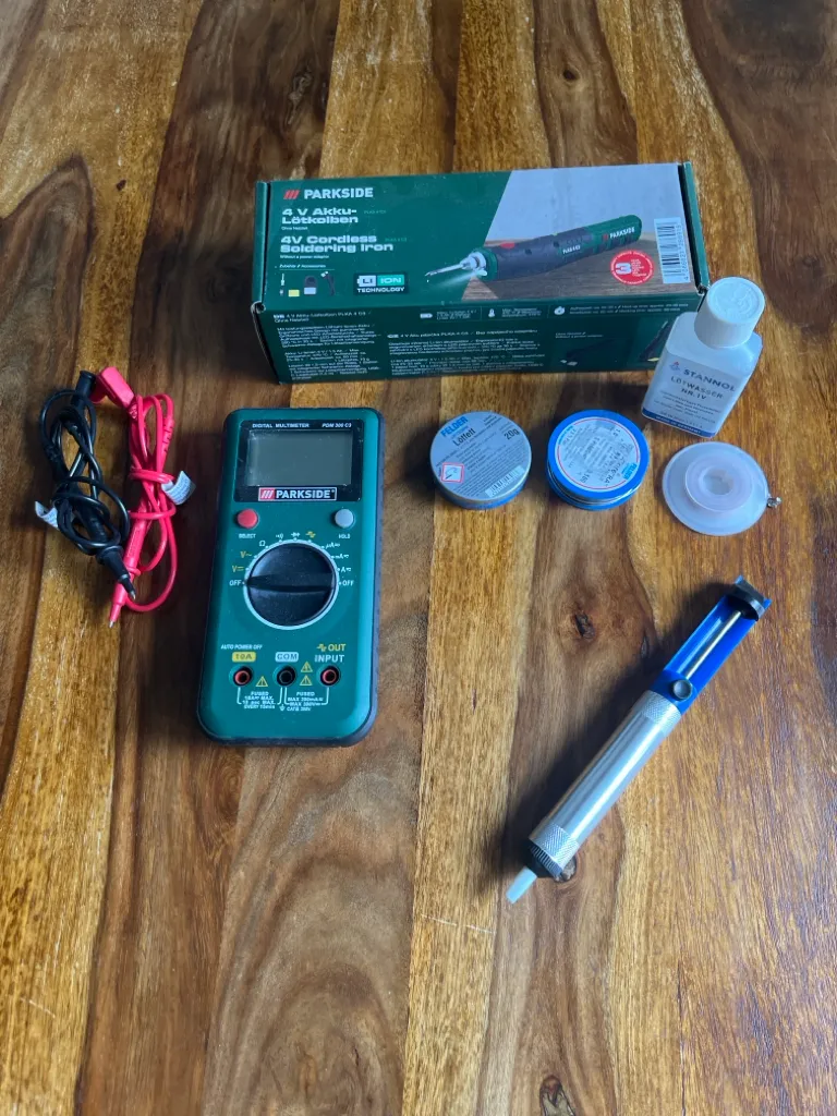 Lötkolben und Multimeter