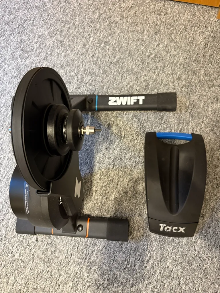  Zwift Hub One Rollentrainer - Smart Trainer ohne Kassette  mieten in Greven (Münster) – Bild 2