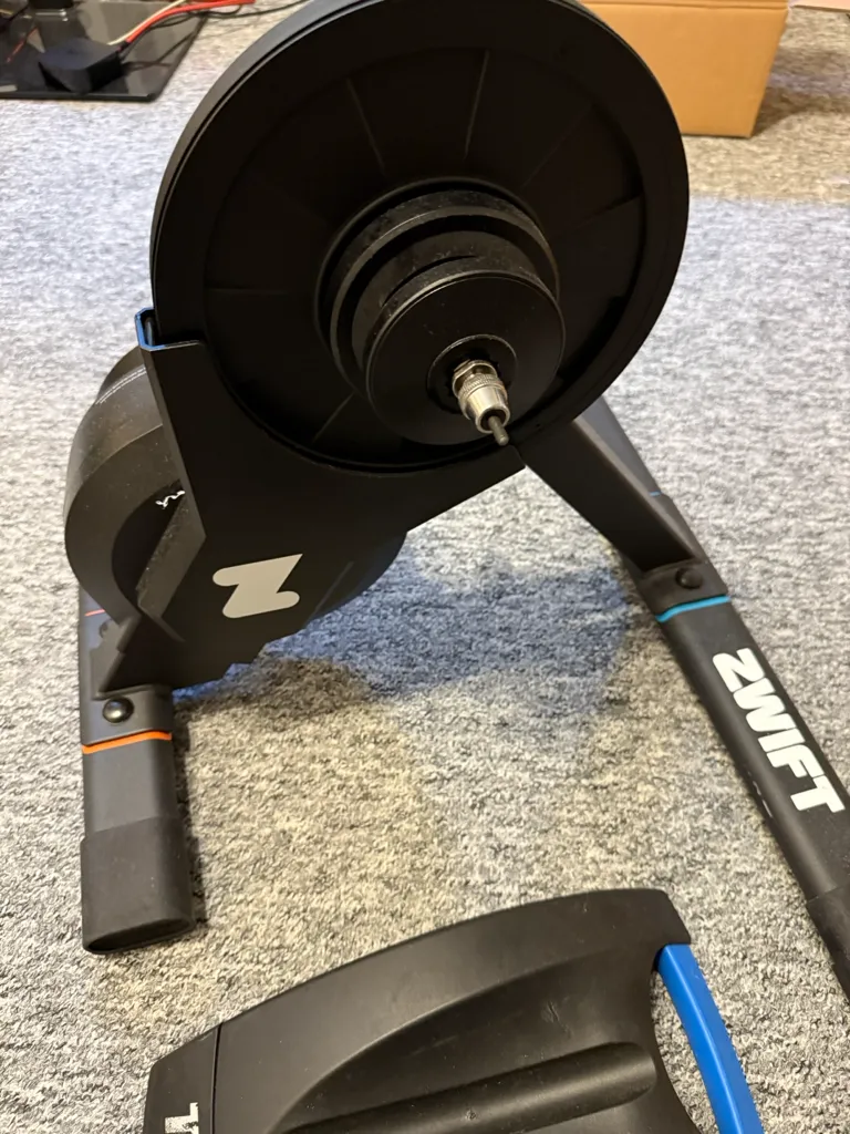  Zwift Hub One Rollentrainer - Smart Trainer ohne Kassette  mieten in Greven (Münster) – Bild 3