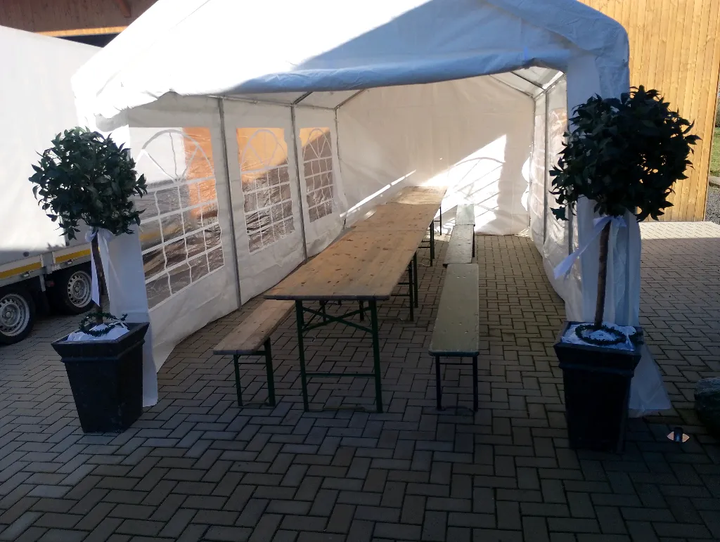 Geräumiges Partyzelt / Festzelt 3x6m mit Fenstern