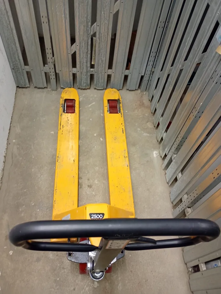 Robuster Hubwagen (2500 kg) zum Leihen – Bild 6