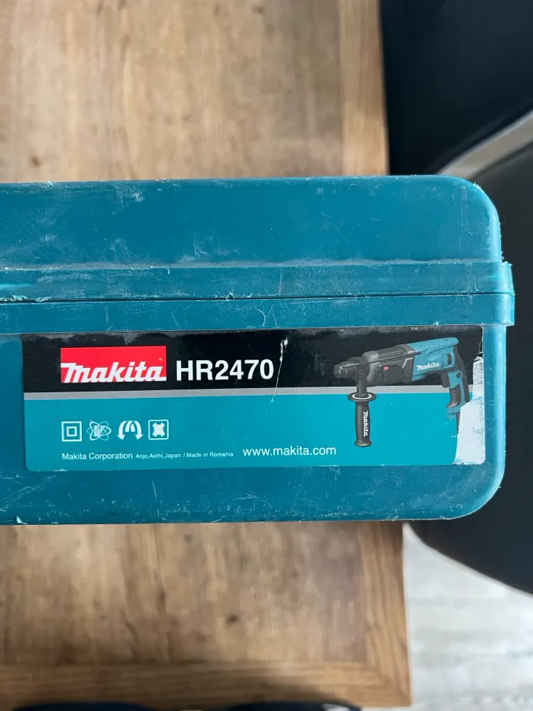 Makita HR2470 Bohrhammer mit Bohrer-Set – Bild 2