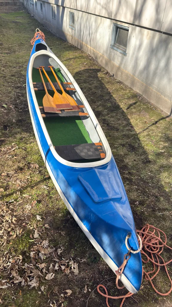 Geräumiges Kanu mit 3 Paddeln für bis zu 3 Personen